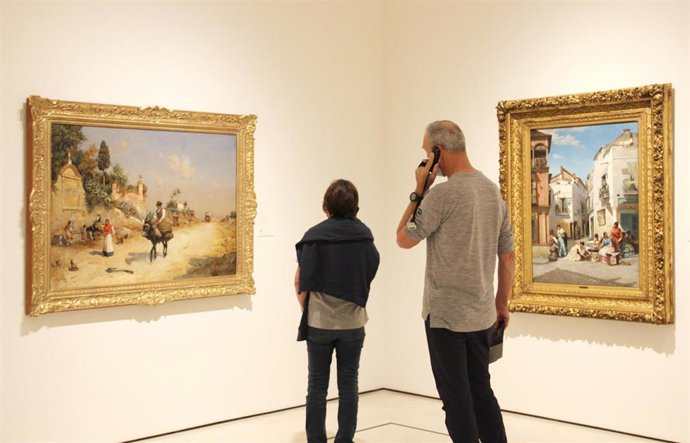 Archivo - Dos visitantes en el Museo Carmen Thyssen Málaga
