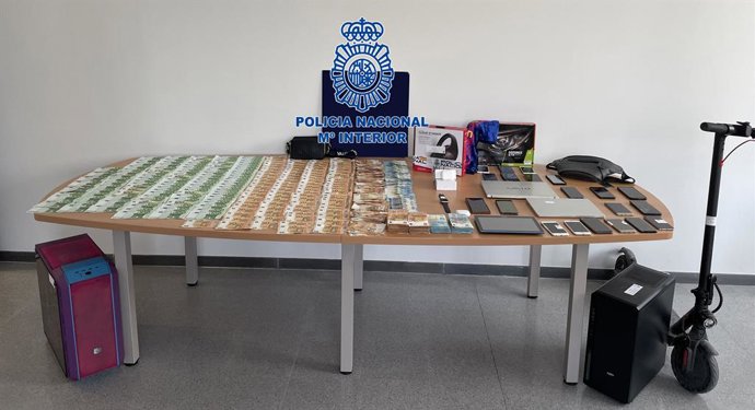Diners i material intervingut en els escorcolls a Barcelona, Mataró i Caldes d'Estrac
