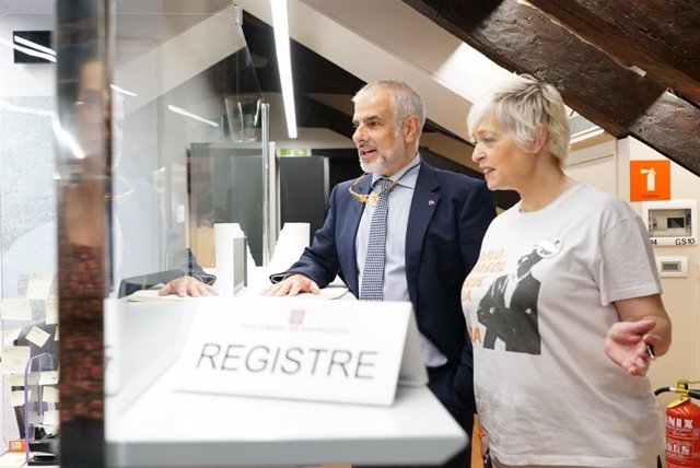 El líder de Cs en Catalunya, Carlos Carrizosa, y la diputada Anna Grau, al registrar la proposición de ley.