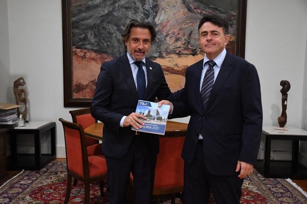 El presidente del Parlamento de Canarias, Gustavo Matos, y el presidente del Tribunal Superior de Justicia de Canarias (TSJC), Juan Luis Lorenzo Bragado