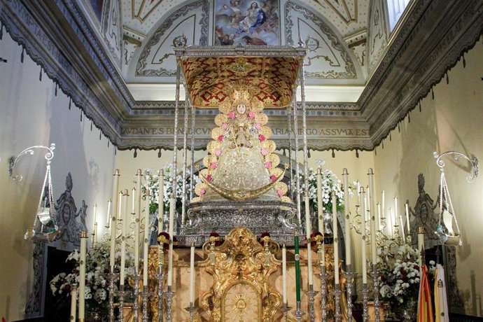 La Virgen del Rocío ya está entronizada en sus nuevas andas.