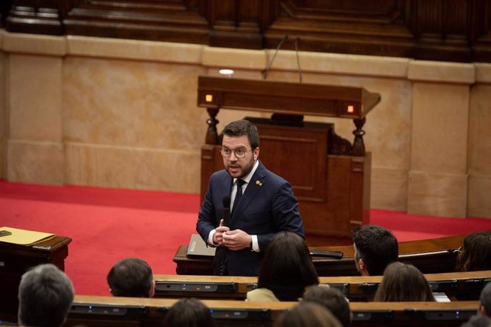 El presidente de la Generalitat, Pere Aragons, interviene en una sesión plenaria del Parlament. ARCHIVO.