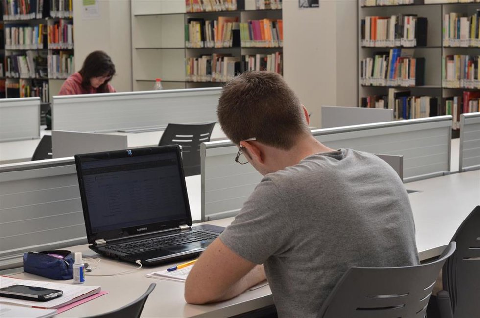 Imagen de archivo de estudiantes en una biblioteca