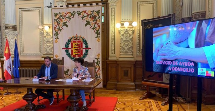 Rueda de prensa del alcalde de Valladolid, Óscar Puente, y la concejal de Servicios Sociales, Rafaela Romero.