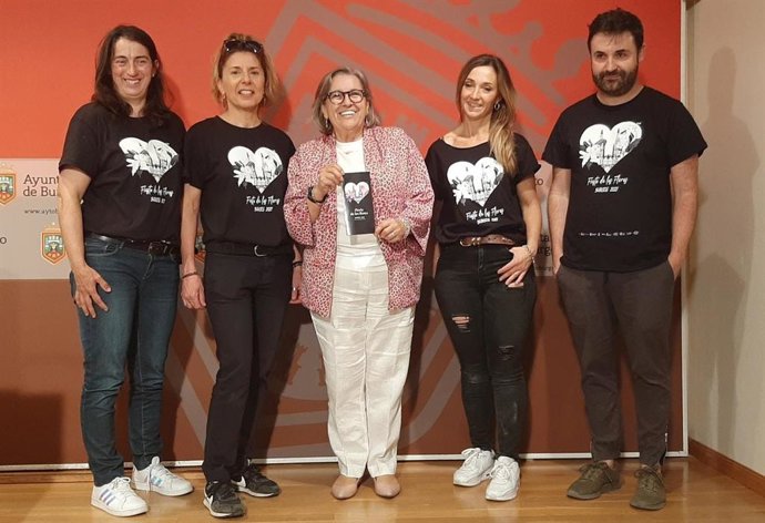 En el centro de la imagen, la concejal de Comercio de Burgos, Rosa Niño, acompañada de miembros de Flojabur.