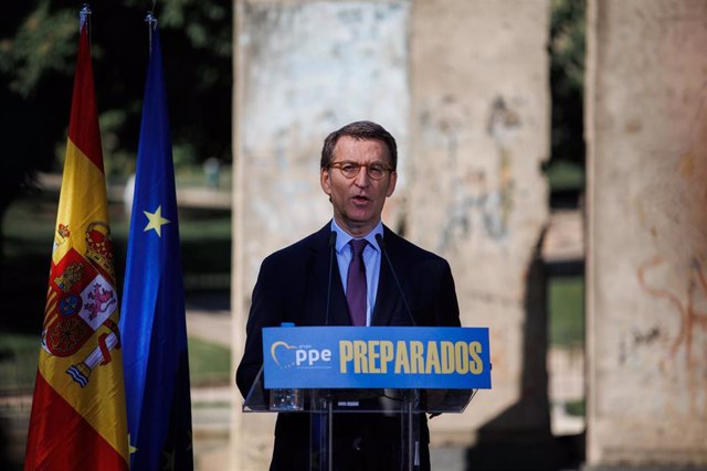 El presidente nacional del PP, Alberto Núñez Feijóo, participa en el acto organizado por el PP para conmemorar el Día de Europa y el LXXII aniversario de la Declaración Schuman, a 9 de mayo de 2022, en Madrid (España)
