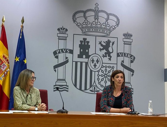 La delegada del Gobierno de La Rioja, María Marrodán, junto con la jefa de la Unidad de Coordinación contra la Violencia sobre la Mujer, Flor Moral