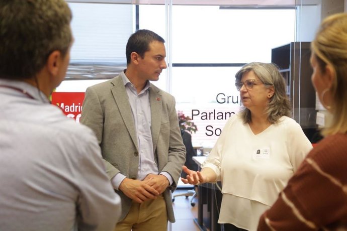 El portavoz del PSOE en la Asamblea de Madrid y secretario general del PSOE-M, Juan Lobato, y la secretaria general de CCOO Madrid, Paloma López, en una reunión en la Cámara regional