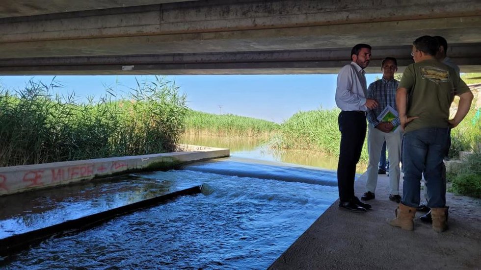 El consejero Antonio Luengo durante su visita a la desembocadura de la rambla del Albujón en el Mar Menor