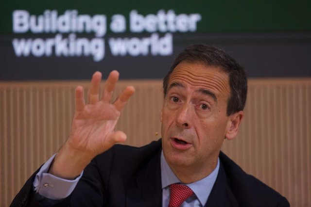 El consejero delegado de CaixaBank, Gonzalo Gortázar, interviene en la segunda jornada del encuentro de Banca del IESE (Instituto de Estudios Superiores de la Empresa) y EY, en IESE Madrid, a 11 de mayo de 2022, en Madrid (España). 