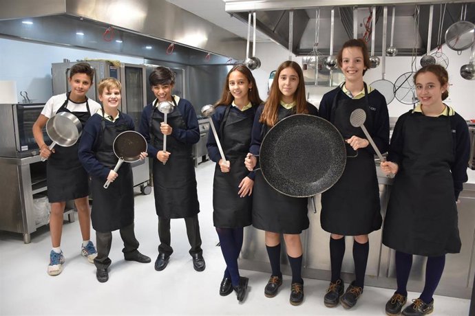 Estudiantes De ESO Del Colegio CEU Sanchinarro De Madrid, Participantes En STEAM Cocina.