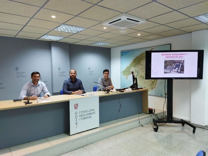 El conseller de Medio Ambiente y Territorio, Miquel Mir, antes de la presentación del informe.