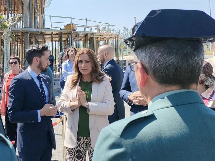 El secretario de Estado de Seguridad, Rafael Pérez (i), junto a la delegada del Gobierno en Castilla y León, Virginia Barcones, en Santa Marta de Tormes.
