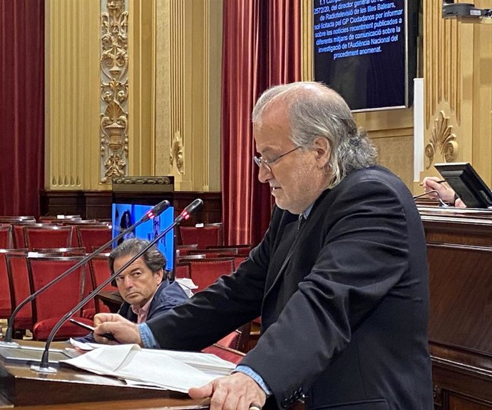 Archivo - El director de IB3, Andreu Manresa, en una comparecencia del Parlament.
