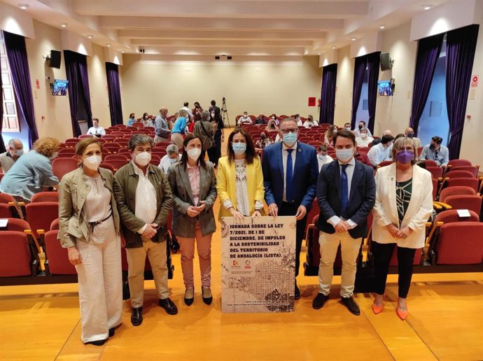 Autoridades en la inauguración de la Jornada sobre la Ley de Impulso a la Sostenibilidad del Territorio de Andalucía (Lista).