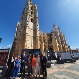 El alcalde de León, José Antonio Diez, encabezó la presentación de la exposición fotográfica ‘Tierra de sueños’ de Cristina García Rodero en plaza de Regla.