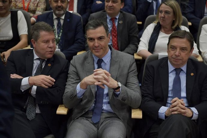El presidente del Gobierno Pedro Sánchez, junto al ministro de Agricultura, Pesca y Alimentación, Luis Planas, y el presidente de C-LM, Emiliano García-Page, en Fenavin