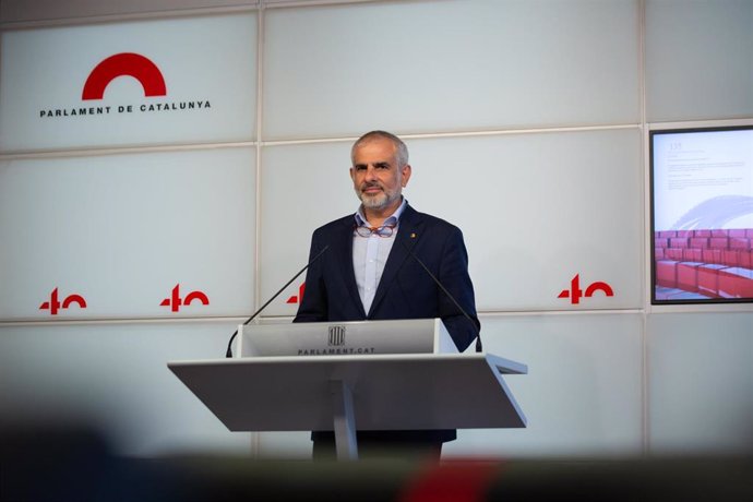 Archivo - El líder de Cs en Catalunya, Carlos Carrizosa, responde a los medios tras una reunión con la entidad Societat Civil Catalana, en el Parlament de Catalunya, en Barcelona, Catalunya (España). Foto de archivo.