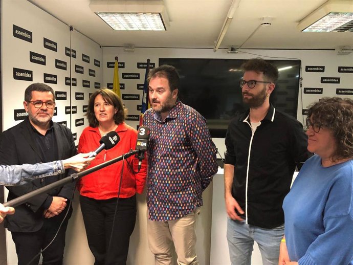 El expresidente de la ANC Jordi Snchez; la presidenta de la entidad, Elisenda Paluzie; el abogado Antoni Abat; y los miembros del secretariado de la ANC Ari Bayé y Snia Urpí, en declaraciones a 11 de mayo de 2022.