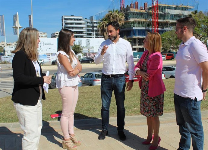 El secretario general del PSOE de Málaga, Daniel Pérez; las candidatas socialistas al Parlamento de Andalucía Alicia Murillo y Ana Villarejo; y la viceportavoz socialista en el Ayuntamiento de Málaga, Begoña Medina, en rueda de prensa