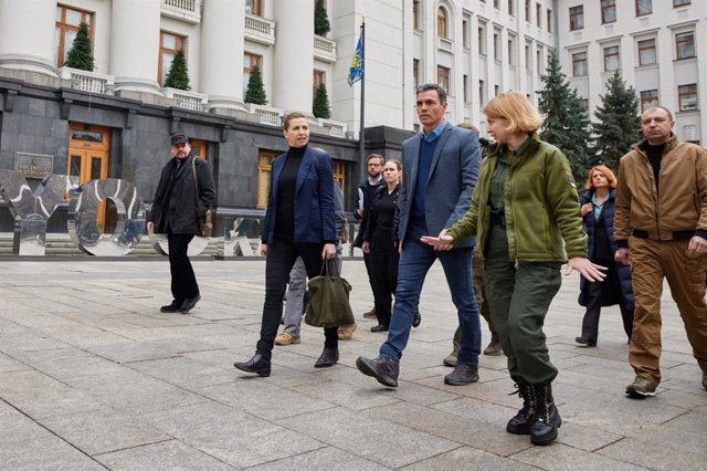 La vice primer ministra ucraniana de Asuntos Europeos, Olha Stefanishyna (3d); el presidente del Gobierno, Pedro Sánchez (4d), y la primera ministra de Dinamarca, Mette Frederiksen (2i),  a su llegada para reunirse con el presidente de Ucrania