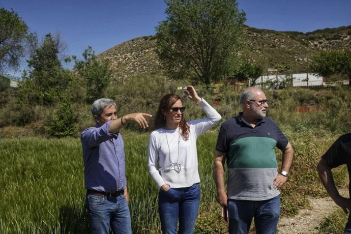 La Portavoz De Más Madrid En La Asamblea, Mónica García, Junto Con El Secretario General De La Unión De Pequeños Agricultores Y Ganaderos De Madrid (UPA), Jesús Anchuelo.