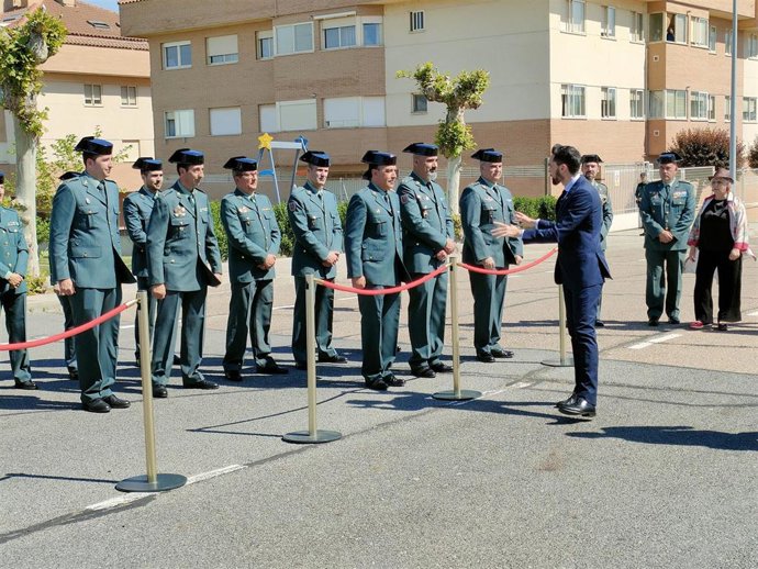 El secretario de Estado de Seguridad, Rafael Pérez, saluda a su llegada a los guardias civiles del puesto de Santa Marta de Tormes.