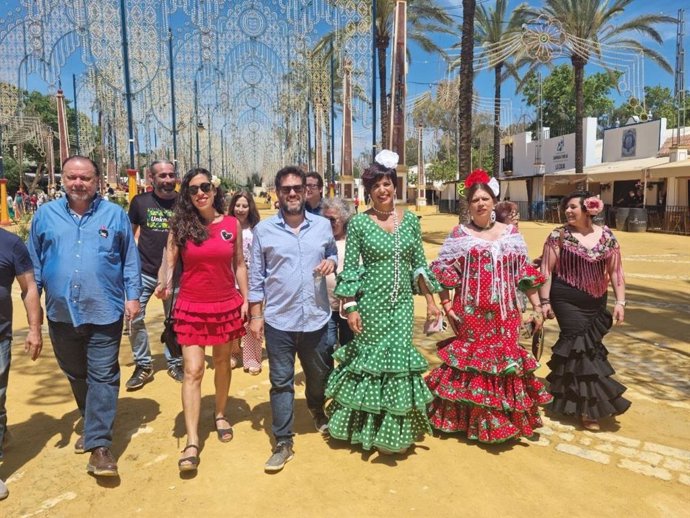La candidata a la Junta por Adelante Andalucía, Teresa Rodríguez (tercera por la derecha), visita la Feria de Jerez de la Frontera (Cádiz).