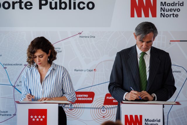 La presidenta de la Comunidad de Madrid, Isabel Díaz Ayuso y el presidente del Distrito Castellana Norte, Álvaro Aresti, firman un convenio para ampliar el transporte público hacia Madrid Nuevo Norte