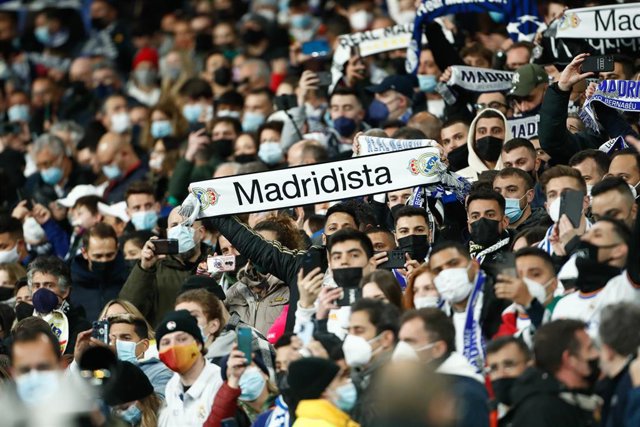 Archivo - Aficionados del Real Madrid durante el partido ante la Real Sociedad en el Santiago Bernabéu de LaLiga Santander 2021-2022.