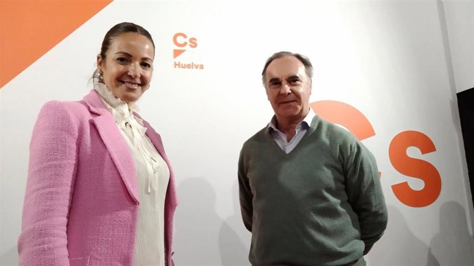 María Ángeles Muriel, coordinadora de Cs por Huelva, junto al delegado de Transformación Económica y de Empleo de la Junta en Huelva, Antonio Augustín.