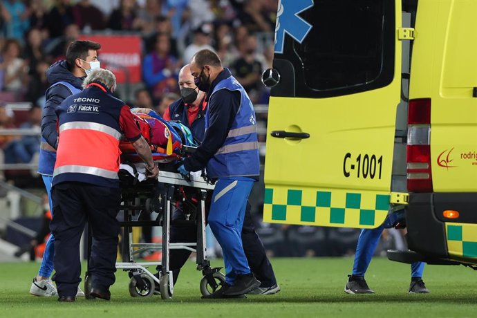 10 May 2022, Spain, Barcelona: Barcelona's Ronald Araujo is carried by an ambulance after an injury during the Spanish La Liga soccer match between FC Barcelona and RC Celta de Vigo at Camp Nou. Photo: David Ramirez/DAX via ZUMA Press Wire/dpa
