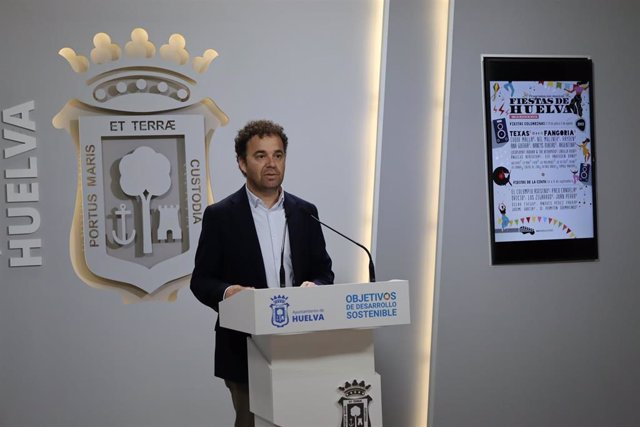 El teniente de alcalde de Cultura del Ayuntamiento de Huelva, Daniel Mantero, en la presentación de los conciertos.