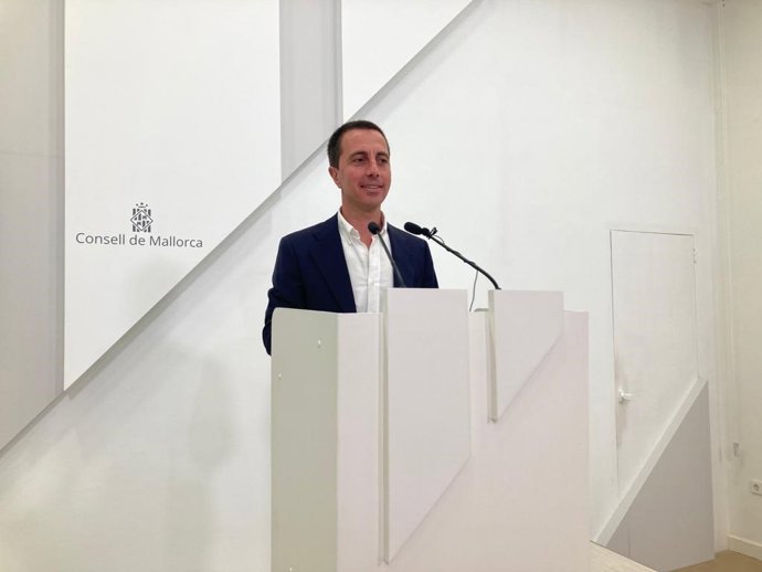 Archivo - El portavoz del PP en el Consell, Lloren Galmés.