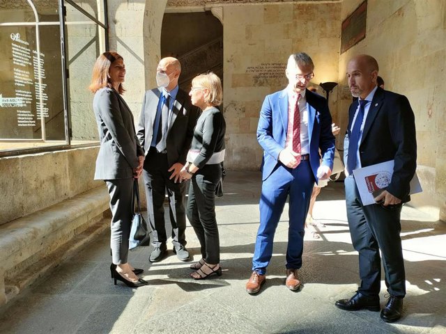 Autoridades e investigadores antes del inicio del foro 'Age Open Science' en Salamanca.