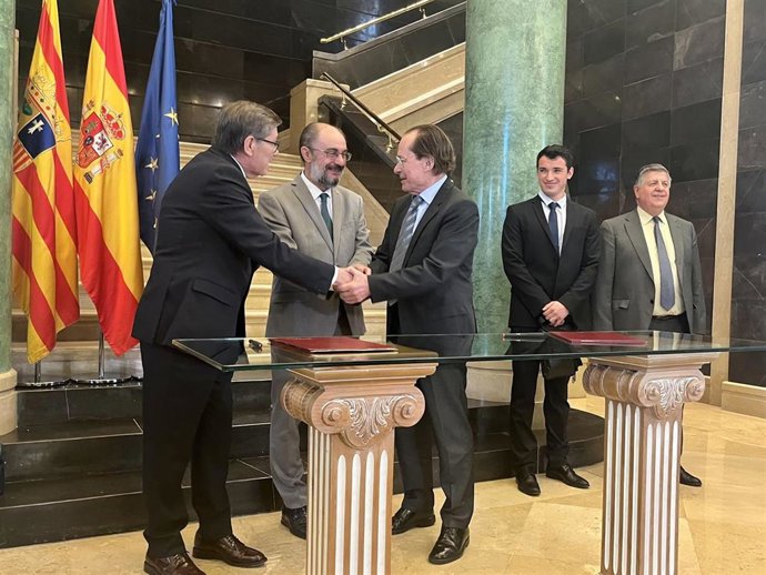 Aliaga, Lambán y Jaime Miquel, tras la firma del convenio, en el Edificio Pigantelli.