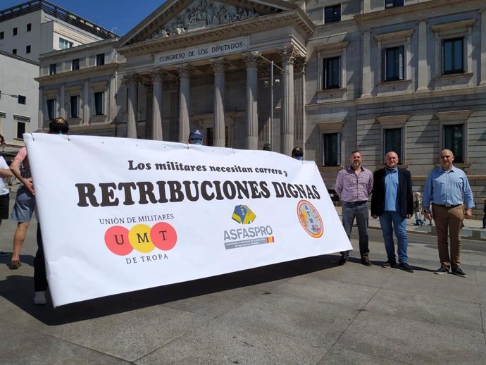 Miembros de las asociaciones militares ATME, Asfaspro y UME frente al Congreso de los Diputados