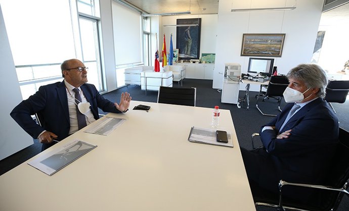 El consejero de Turismo, Javier López Marcano, recibe al médico de Rafa Nadal, Ángel Ruiz-Cotorro