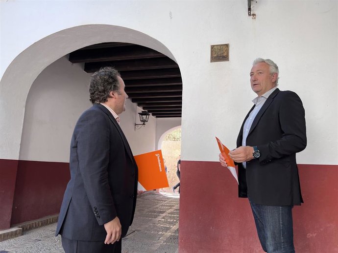 López Aparicio y Aumesquet recorren varias calles de la Judería de Sevilla.