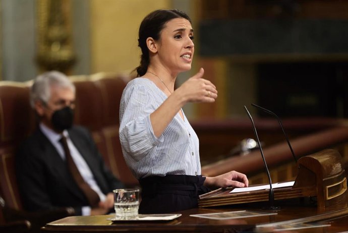 La ministra de Igualdad, Irene Montero, interviene en una sesión plenaria, en el Congreso de los Diputados, a 11 de mayo de 2022, en Madrid (España). El pleno está marcado por las preguntas de la oposición al Ejecutivo central tras la destitución de la 