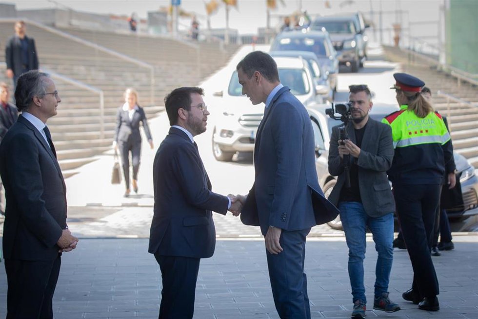 El presidente de la Generalitat, Pere Aragons (i) y el presidente del Gobierno, Pedro Sánchez (d), se saludan en la puerta del hotel W Barcelona a su llegada a la jornada de clausura de la XXXVII Reunió Cercle dEconomia.