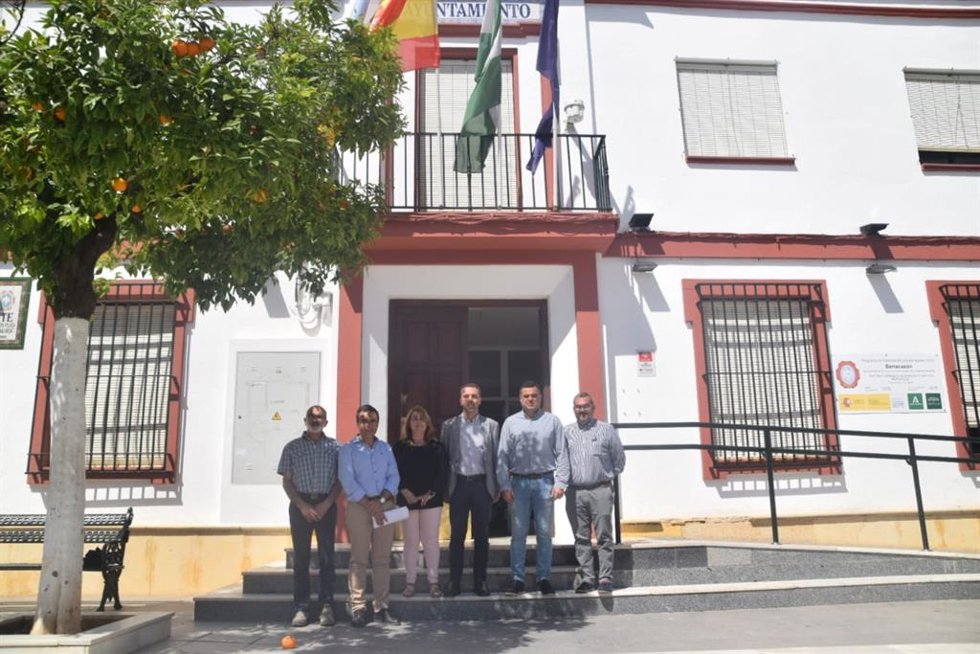 El delegado territorial de Regeneración, Justicia y Administración Local de la Junta, Javier Millán, con el alcalde de Benacazón, Pedro Oropesa, a las puertas del Consistorio.