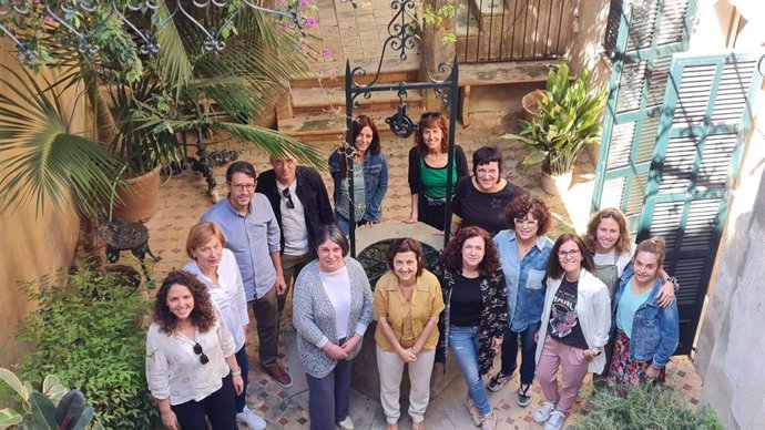 La consellera de Asuntos Sociales y Deportes, Fina Santiago, junto a algunos participantes del Programa de Competencia Familiar del Govern.