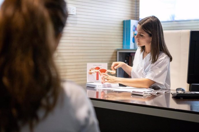 Archivo - En España hay dos millones de mujeres que padecen esta enfermedad que, de media, tarda siete años en ser diagnosticada.