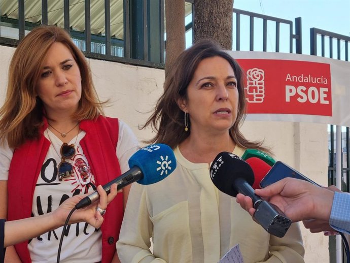 Isabel Ambrosio atiende a los medios junto a Carmen Victoria Campos.