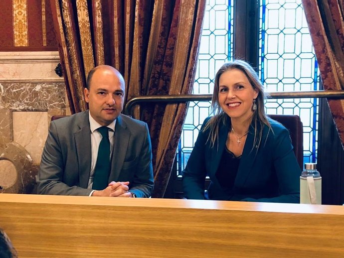 Cristina Peláez y Gonzalo García de Polavieja, en el Salón Colón del Ayuntamiento.