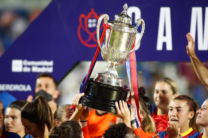Archivo - Players of FC Barcelona celebrate the victory with the trophy after the spanish women cup, Copa de la Reina, Final football match played between FC Barcelona and Levante UD at Butarque stadium on May 30, 2021 in Leganes, Madrid, Spain.