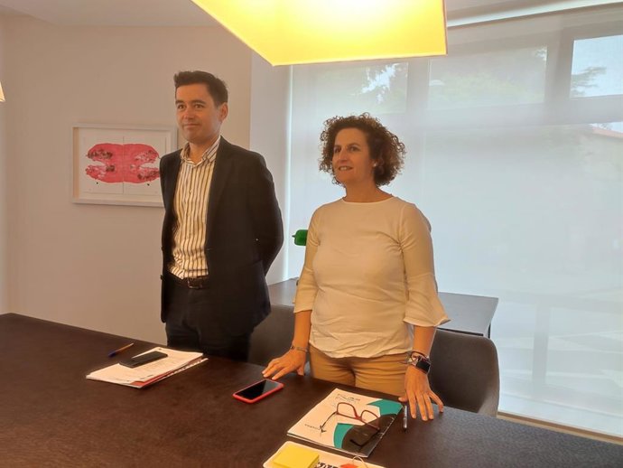 El abogado Lisardo Núñez Pardo de Vera y la presidenta de Aviturga, Dulcinea Aguín, en rueda de prensa