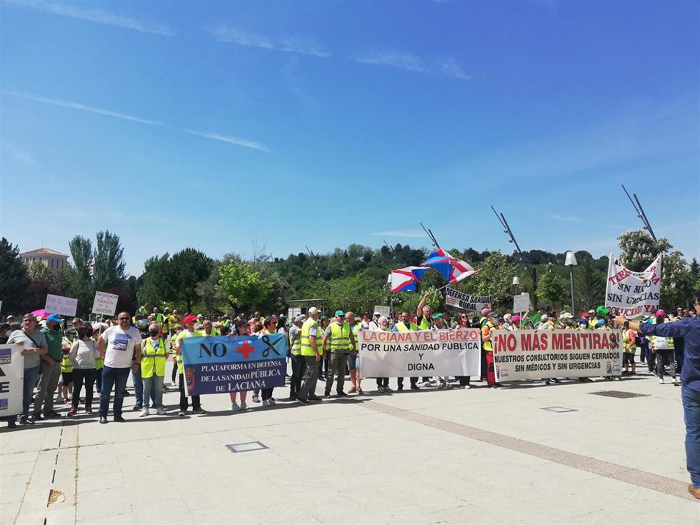 Imagen de la concentración de la plataforma leonesa ante las puertas de las Cortes