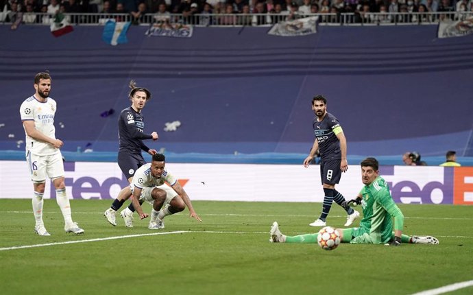 Ilkay Gündogan mira la ocasión de Jack Grealish en el Real Madrid-Manchester City de las semifinales de la Liga de Campeones 2021-2022